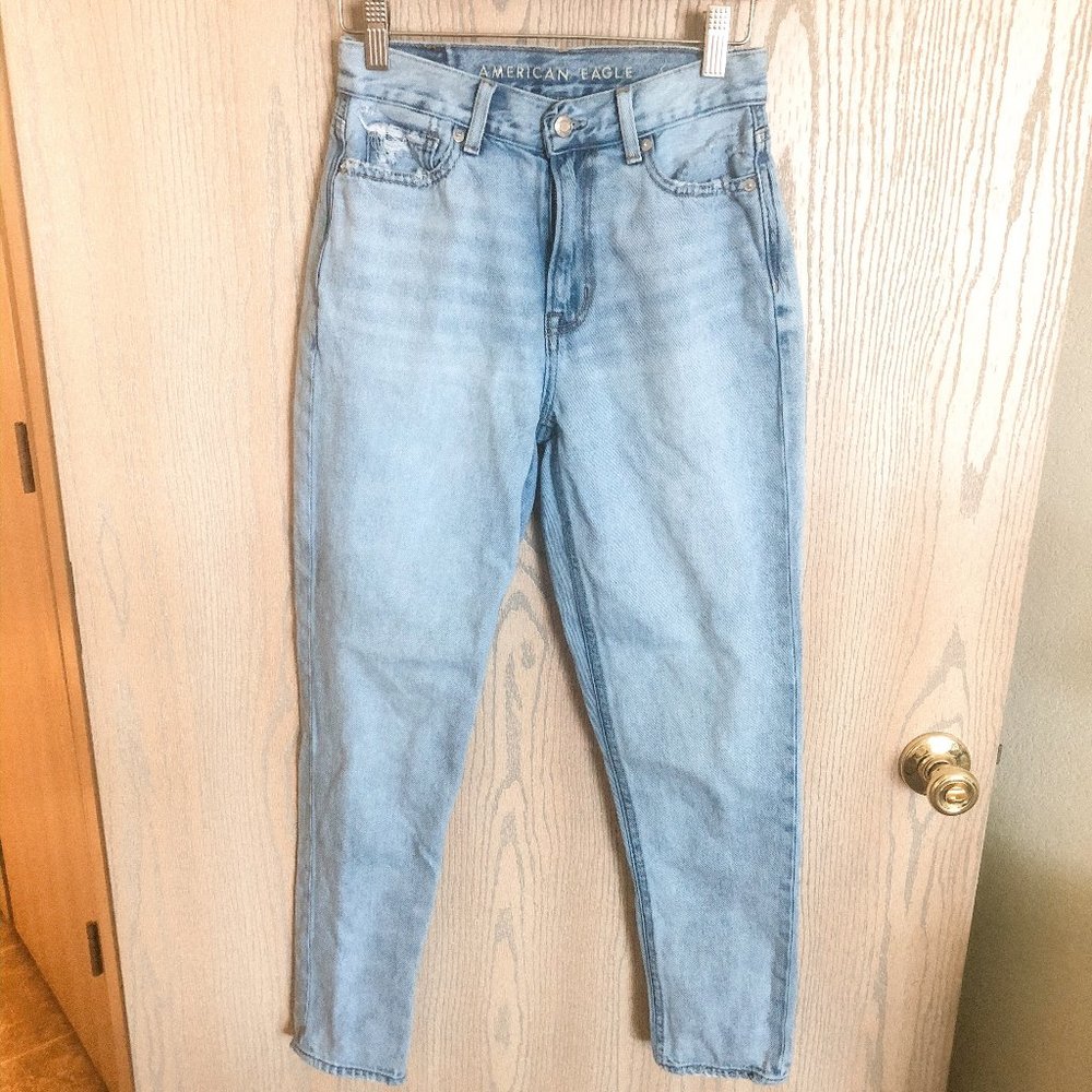Light Wash American Eagle Mom Jeans